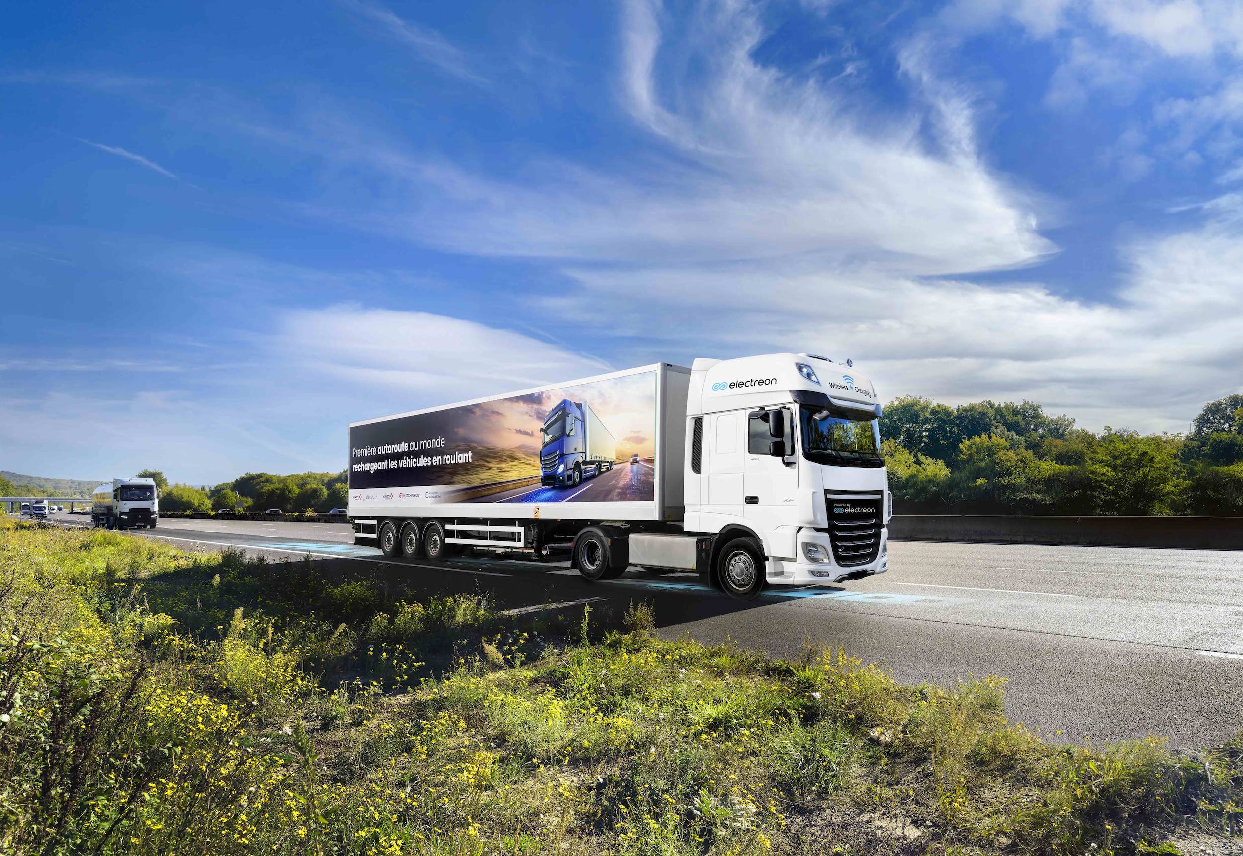 Truck charging on CAYD_DSF5372_Truck_CAYDPhoto credits-VINCI Autoroutes photo library – Caroline Gasch.