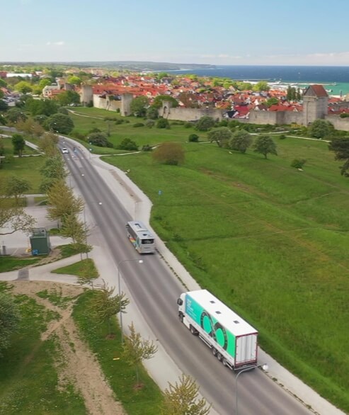 Wireless charging electric vehicles on an electric road